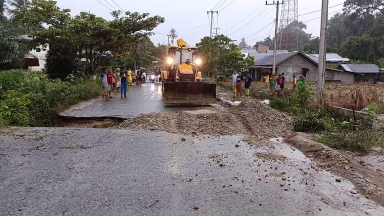 Ruas jalan Propinsi di surau gading yang amblas mulai dilakukan perbaikan