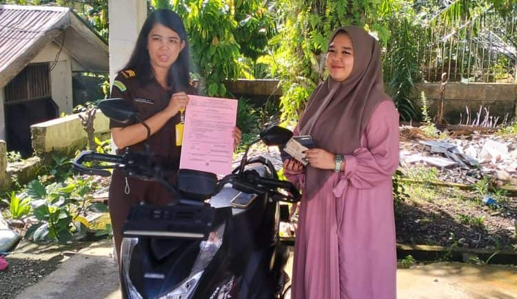 Rahmawati Sundari korban pencurian serah terima satu unit motor dengan staff Kejari Rohul