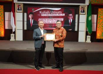 Rektor UIR Prof Dr H Syafrinaldi SH MCl menyerahkan sertifikat kepada Dr Ir Hasto Kristiyanto MM IPU yang telah memberikan kuliah umum. (Foto: Humas UIR)