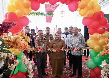 Bupati Bengkalis Kasmarni didampingi Direktur Kepatuhan & Manajemen Risiko BRK Syariah Fajar Restu Febriansyah menggunting pita di PT Bank Riau Kepri Syariah (Perseroda) Capem Sungai Pakning, Kedai Bathin Solapan dan Kedai Rupat Utara.