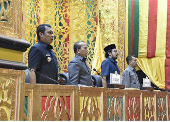 Rapat dipimpin langsung oleh Ketua DPRD Pekanbaru Muhammad Sabarudi ST didampingi para Wakil Ketua DPRD Pekanbaru Ginda Burnama ST MT, Tengku Azwendi Fajri SE dan Ir Nofrizal MM. Dan dihadiri oleh Pj Walikota Pekanbaru Muflihun