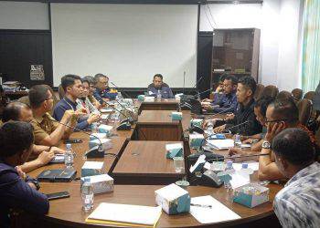 Suasana hearing antara Komisi IV bersama Diskominfo, Dinas PUPR, Dishub, DLHK Kota Pekanbaru serta perusahaan jaringan telekomunikasi Telkomsel dan PLN.