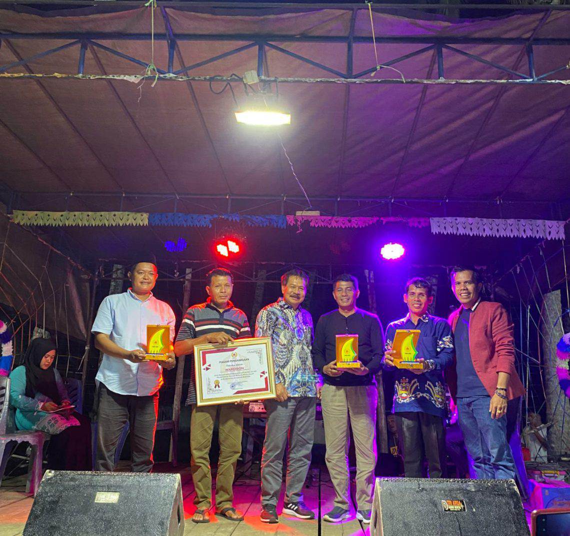 KONI Riau beri piagam pengarahan kepada Tukang jalur dan Camat,kades dan ketua jalur Singa Kuantan desa sungai pinang