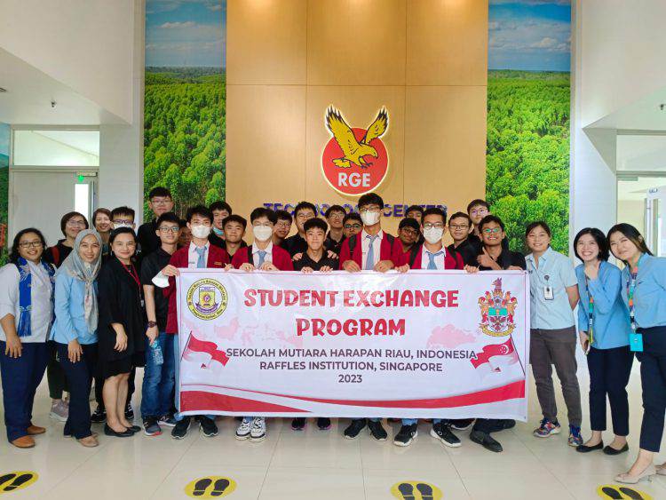 Siswa pertukaran pelajar dari Sekolah Mutiara Harapan dan Raffles Institution mengunjungi RGE Exhibition Center milik APRIL Group di Pangkalan Kerinci, Pelalawan, Riau