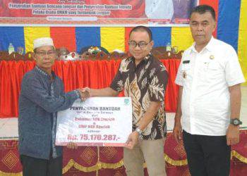 Kepala BRK Syariah Cabang Ranai, Dwik Darma Putra didampingi Bupati Natuna, Wan Siswandi menyerahkan bantuan secara simbolis kepada salah satu korban longsor