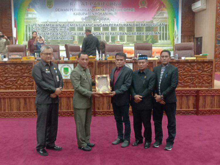 Rapat paripurna terkait penyampaian 7 Ranperda