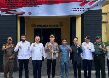 Ketua DPRD Rohil Maston Mendampingi Kapolres Rohil AKBP Andrian Pramudianto dalam Kegiatan Apel Satkamling di Mapolres Rohil