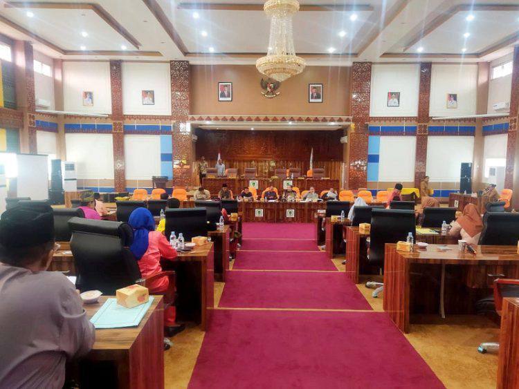 Tim Banggar DPRD Rokan Hilir menggelar pertemuan bersama Tim Anggaran Pemerintah Daerah atau TAPD dan Kepala OPD Membahas Realisasi anggaran APBD tahun 2023.