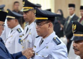 Bupati Inhil HM Wardan mengenakan tanda kepangkatan kepada Camat Reteh, Zailani, Selasa (15/8/2023) (DISKOMINFO INHIL UNTUK RIAUPOS.CO)