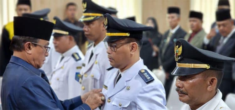 Bupati Inhil HM Wardan mengenakan tanda kepangkatan kepada Camat Reteh, Zailani, Selasa (15/8/2023) (DISKOMINFO INHIL UNTUK RIAUPOS.CO)