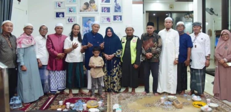 Wabup Inhil Sambut WNI yang Pulang Haji dengan Sepeda