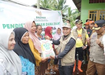 Wakil Ketua DPRD Rohil Basiran Nur Efendi Menyerahkan Bantuan Sembako Kepada Warga Terdampak Banjir Jalan Sekip Kelurahan Bagan Hulu dan Kelurahan Bagan Timur