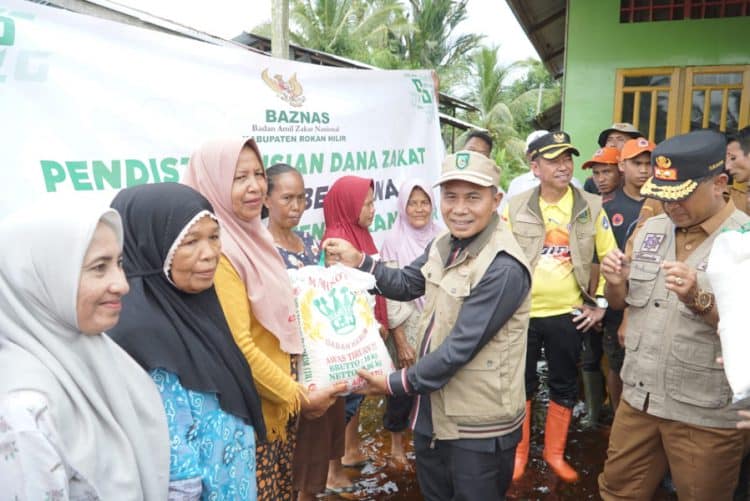 Wakil Ketua DPRD Rohil Basiran Nur Efendi Menyerahkan Bantuan Sembako Kepada Warga Terdampak Banjir Jalan Sekip Kelurahan Bagan Hulu dan Kelurahan Bagan Timur