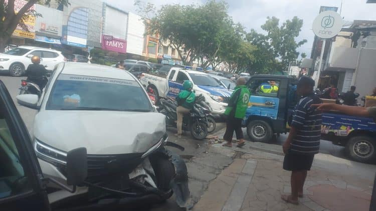 5 Mobil dan 1 Sepeda Motor Terlibat Kecelakaan di Jalan Jenderal Sudirman Pekanbaru