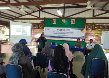 Workshop Motivasi Usaha Bagi Pelaku UMKM tajaan CD PT RAPP dengan tema "Bangkitkan Semangat Wirausaha" dengan pemateri Evi Arneti, owner Viera Oleh-oleh.