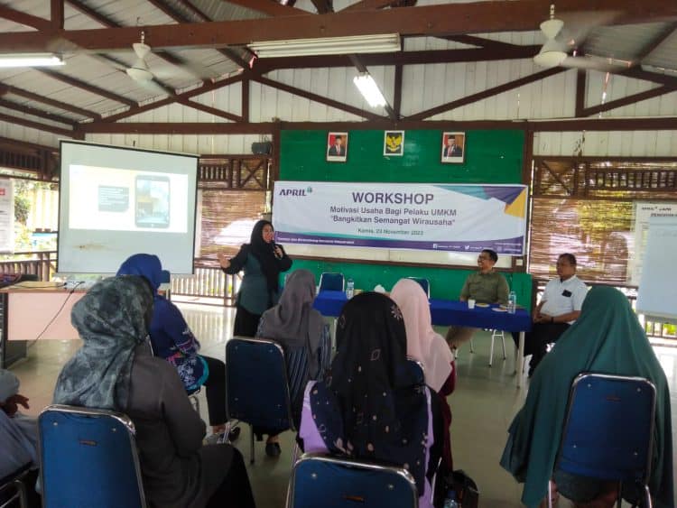 Workshop Motivasi Usaha Bagi Pelaku UMKM tajaan CD PT RAPP dengan tema "Bangkitkan Semangat Wirausaha" dengan pemateri Evi Arneti, owner Viera Oleh-oleh.