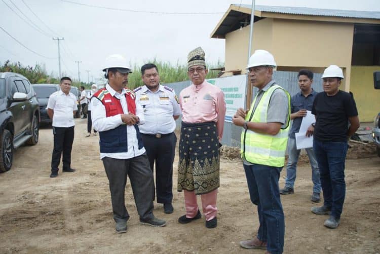 Bupati Inhil HM Wardan meninjau lokasi pekerjaan Penanganan Long Segmen Ruas Jalan Tembilahan – Terusan Mas, bertempat di parit 21 Tembilahan