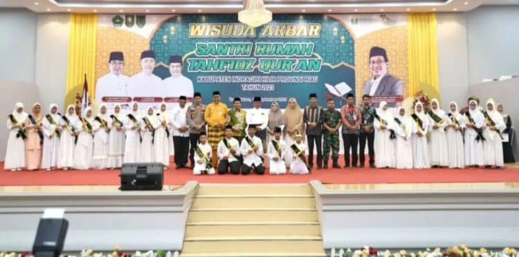 Bupati Inhil, HM Wardan, Saat foto Bersama Santri dan Santriwati Rumah Tahfiz se Inhil, Jum'at, (15/09/2023)