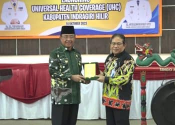 Bupati Inhil HM WARDAN launching UHC yang di taja oleh Dinas Kesehatan Kabupaten Indragiri Hilir di Gedung Engku Kelana Tembilahan Sabtu pagi (14/10/2023).