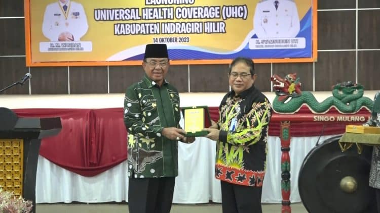 Bupati Inhil HM WARDAN launching UHC yang di taja oleh Dinas Kesehatan Kabupaten Indragiri Hilir di Gedung Engku Kelana Tembilahan Sabtu pagi (14/10/2023).