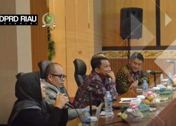 Wakil Ketua DPRD Provinsi Riau Hardianto bersama Ketua Komisi IV DPRD Provinsi Riau Parisman Ihwan dan anggota DPRD Provinsi Riau Mardianto Manan ikuti sosialisasi Permendagri no 15 tahun 2023