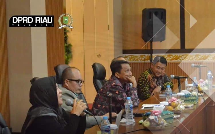 Wakil Ketua DPRD Provinsi Riau Hardianto bersama Ketua Komisi IV DPRD Provinsi Riau Parisman Ihwan dan anggota DPRD Provinsi Riau Mardianto Manan ikuti sosialisasi Permendagri no 15 tahun 2023