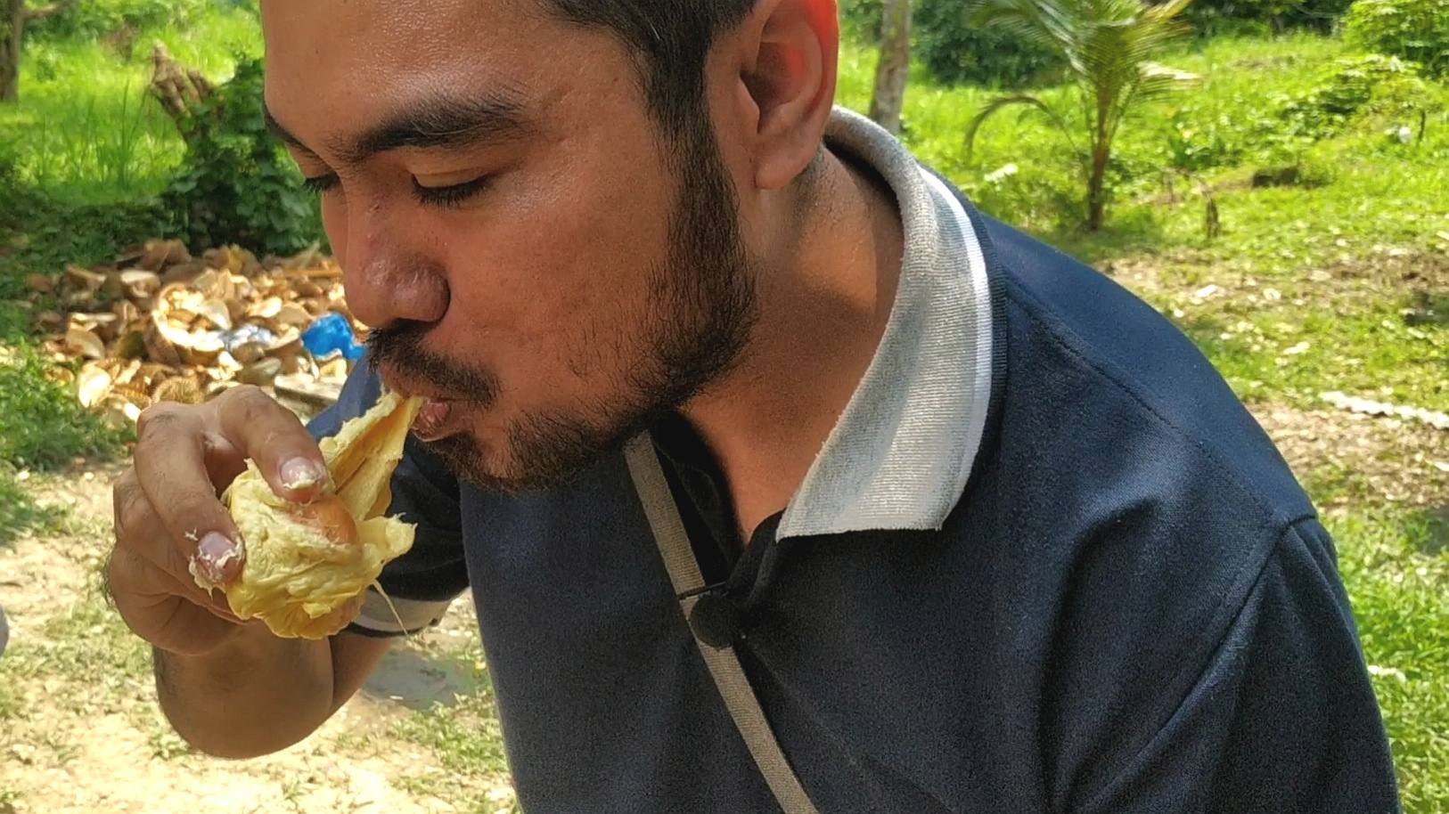 Makan durian montong di kebun Pak Yan