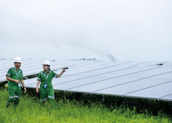 Tim dari APRIL Grup mengecek panel surya yang menjadi solusi untuk menuju net zero emission, dengan mengurangi penggunaan bahan bakar fosil dan memberi sumbangan positif terhadap upaya pengurangan emisi gas dan polusi udara, Minggu (29/10/2023)