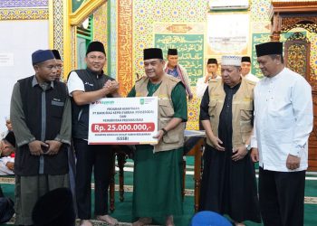 Direktur Kepatuham Manajemen Risiko, Fajar Restu Febriansyah bersama Gubernur Riau, Edi Natar Nasution berikan bantuan program kemitraan untuk sarana prasarana pembangunan masjid