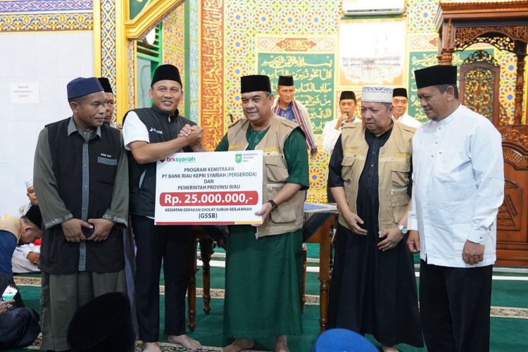 Direktur Kepatuham Manajemen Risiko, Fajar Restu Febriansyah bersama Gubernur Riau, Edi Natar Nasution berikan bantuan program kemitraan untuk sarana prasarana pembangunan masjid