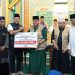 Direktur Kepatuham Manajemen Risiko, Fajar Restu Febriansyah bersama Gubernur Riau, Edi Natar Nasution berikan bantuan program kemitraan untuk sarana prasarana pembangunan masjid