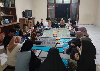 Keluarga besar Himpunan Pelajar Mahasiswa Riau (Hipemari) di Jakarta sedang berdoa bersama