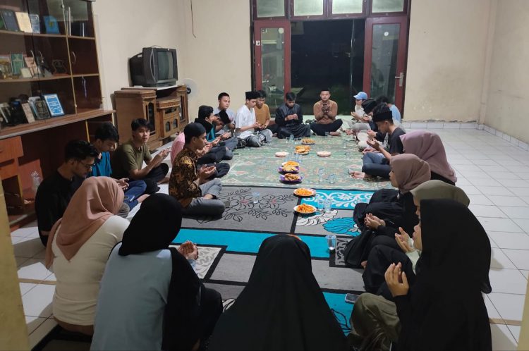 Keluarga besar Himpunan Pelajar Mahasiswa Riau (Hipemari) di Jakarta sedang berdoa bersama