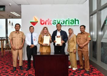 SMAN Plus Riau Bersama BRK Syariah Cabang Pekanbaru Sudirman lakukan perjanjian kerjasama tentang pembukaan rekening tabungan dan layanan jasa perbankan lainnya