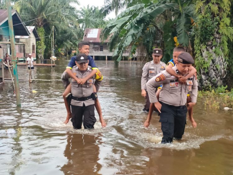 Banjir Terjang Dua Dusun di Rohil, Ratusan Warga Memilih Mengungsi