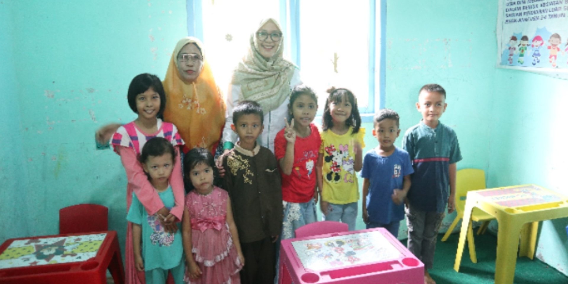 Tim PKM FKIP UIR berfoto bersama Anak-anak PAUD dan Guru SPS PERMATA RUMBAI