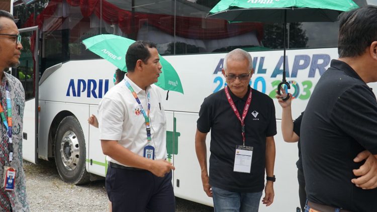 Penyerahan delapan unit bus listrik dari Chief Executive Officer (CEO) PT VKTR, Gilarsi W Setijono kepada Chief Operating Officer (COO) PT RAPP Eduward Ginting, Kamis (25/1/2024). Delapan unit bus listrik baru ini akan digunakan untuk mendukung operasional perusahaan.