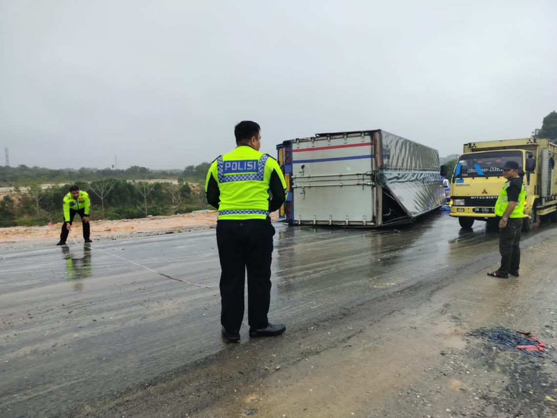 Lakalantas Truk vs Bus di Pekanbaru, Korban Alami Luka-Luka
