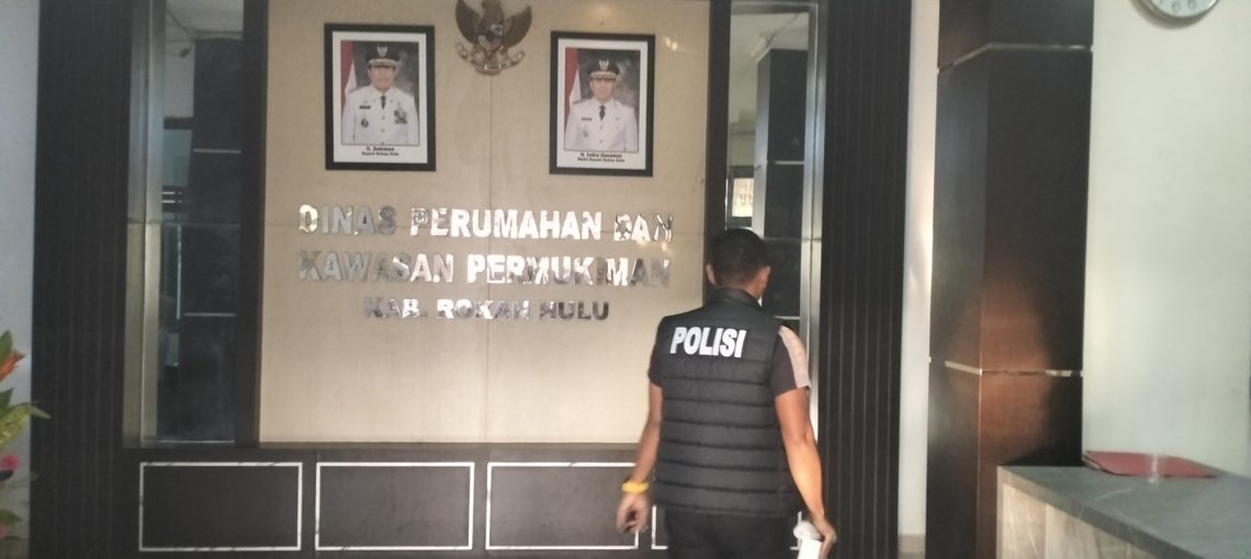 Tim penyidik Satreskrim Polres Rohul memasuki kantor dinas Perkim Rohul.(bertuahpos.com)
