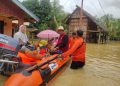 BPBD Kuansing evakuasi salah satu warga pasca melahirkan dengan menggunakan perahu karet akibat banjir