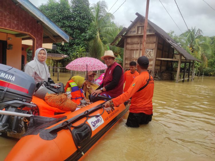 BPBD Kuansing evakuasi salah satu warga pasca melahirkan dengan menggunakan perahu karet akibat banjir