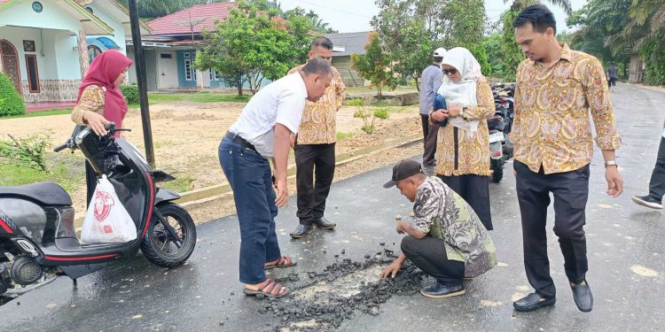 Sempat Viral Jalan Aspal Di Kaunsing Di Kelupas Dengan Tangan Anggota Dprd Kuansing Ini Kata 