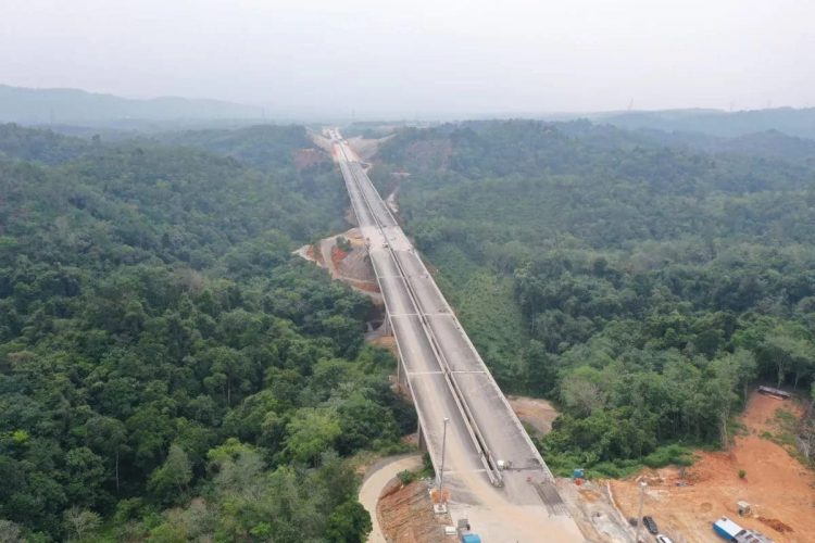 Jalan tol Bangkinang - Koto Kampar yang dijadwalkan rampung pada akhir 2023 memiliki daya tarik berupa jembatan melintasi lembah yang menyuguhkan pemandangan indah. (ANTARA/HO/PT Hutama Karya (Persero))