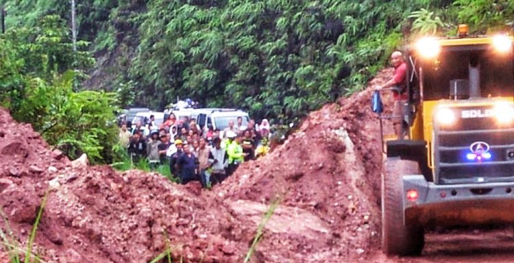 jalan longsor sumbar riau