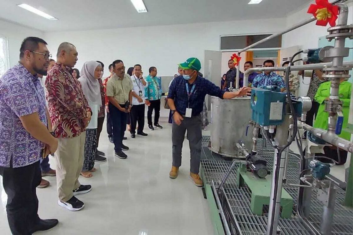 Teknisi dari RAPP menjelaskan cara mengoperasikan bantuan alat Pump Skid Simulator dihadapan Direktor RAPP M. Ali Shabri, Rektor UNRI Prof., Dr., Sri Indarti, SE., MSi dan sivitas akademika D3 TPK UNRI (ANTARA/HO-RAPP)