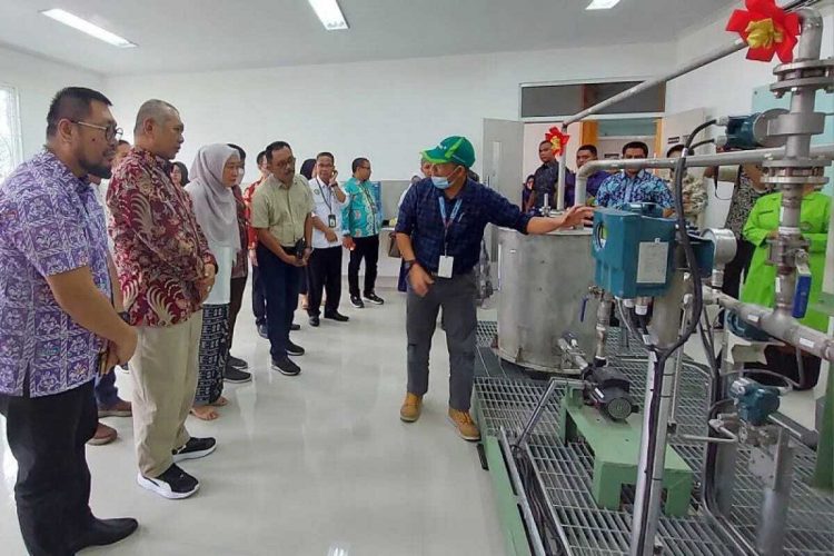 Teknisi dari RAPP menjelaskan cara mengoperasikan bantuan alat Pump Skid Simulator dihadapan Direktor RAPP M. Ali Shabri, Rektor UNRI Prof., Dr., Sri Indarti, SE., MSi dan sivitas akademika D3 TPK UNRI (ANTARA/HO-RAPP)