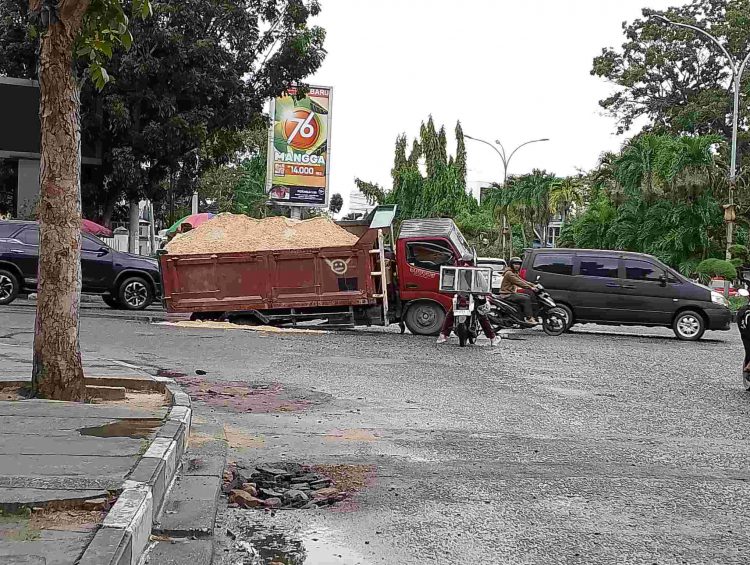 Truk terperosok belakang kantor gubernur Riau