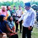 Wakil Bupati Siak Husni Merza asik bercengkrama bersama masyarakat di tempat pencoblosan suara kampung tambak rejo kelurahan sungai mempura.