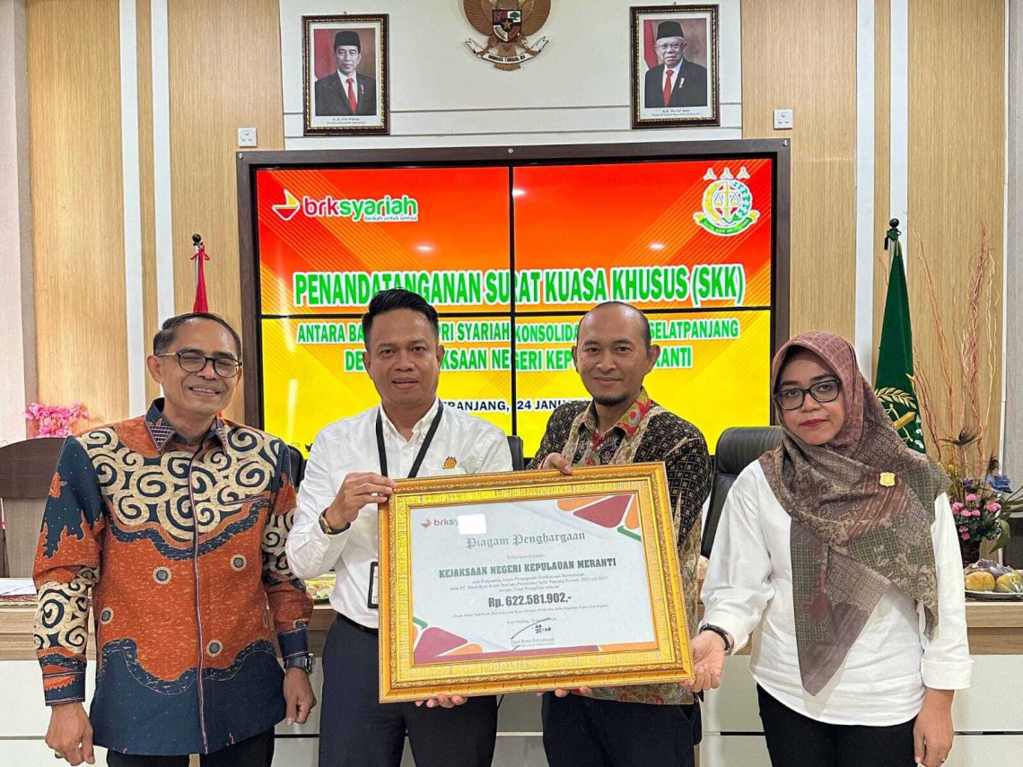 Branch Manager BRK Syariah Selat Panjang, Ridwan bersama Pemimpin Divisi Hukum BRK Syariah, Arhim Syafei berikan penghargaan kepada Kepala Kejaksaan Negeri Kepulauan Meranti Febriyan, SH.,MH