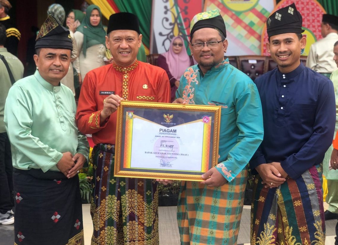 Foto (kiri ke kanan) SHR Manager RAPP wilayah Kampar-Kuansing, R. Elwan Jumandri, Pj Bupati Kampar Hambali, Health & Social Cultural Program Coordinator RAPP Purwowidi Astanto, SHR Officer RAPP wilayah Kuansing-Kampar Egri Dwi Putra foto bersama saat HUT ke-74 Kabupaten Kampar, Selasa (6/2/2024). RAPP menerima penghargaan sebagai Bapak Asuh Anak Stunting (BAAS) di Kabupaten Kampar.
